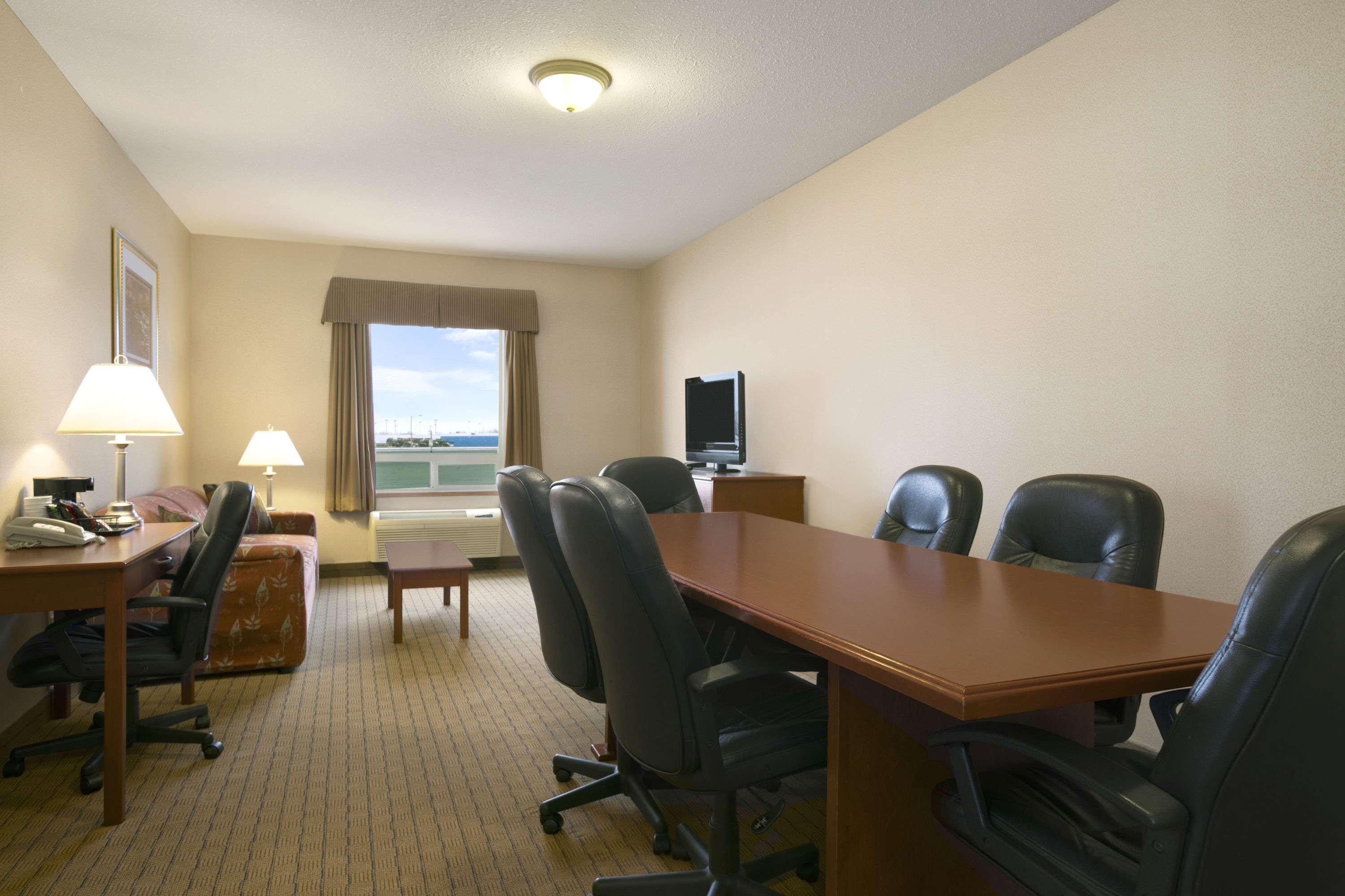 Days Inn By Wyndham Moose Jaw Exterior foto