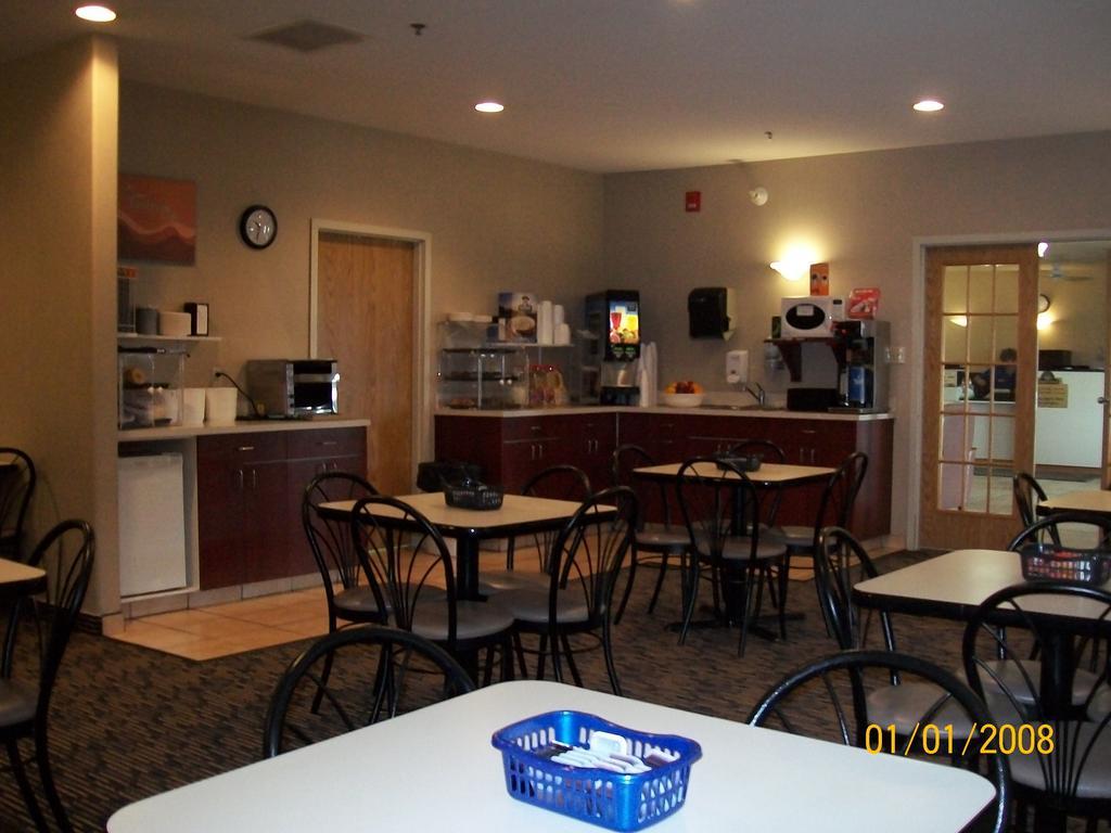 Days Inn By Wyndham Moose Jaw Exterior foto