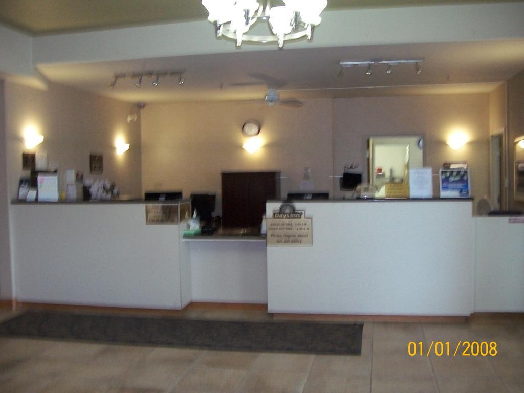 Days Inn By Wyndham Moose Jaw Exterior foto